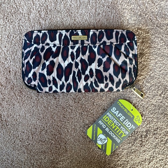 Travelon Leopard Print Wallet/Wristlet - Picture 2 of 7